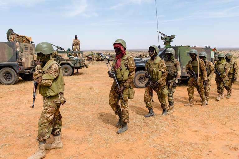 Mali: Les FAMa détruisent des véhicules chargés de matériels de guerre et neutralisent des terroristes dans la zone de Tinzaouatine